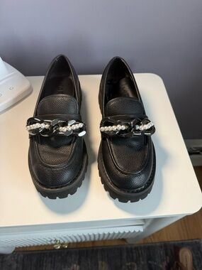 Karl Lagerfeld Black Leather Loafers with Chain and Pearl Trim .
